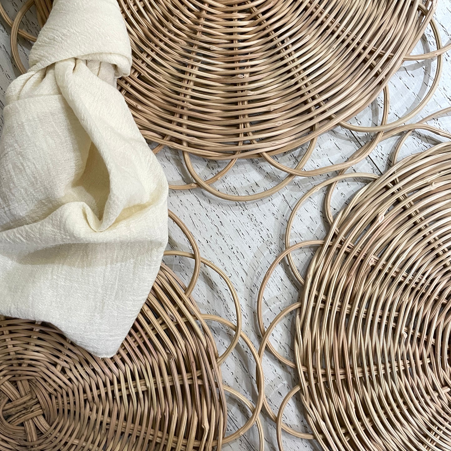 ¡NUEVO! PLATO BASE FLOR MIMBRE (4PZ)