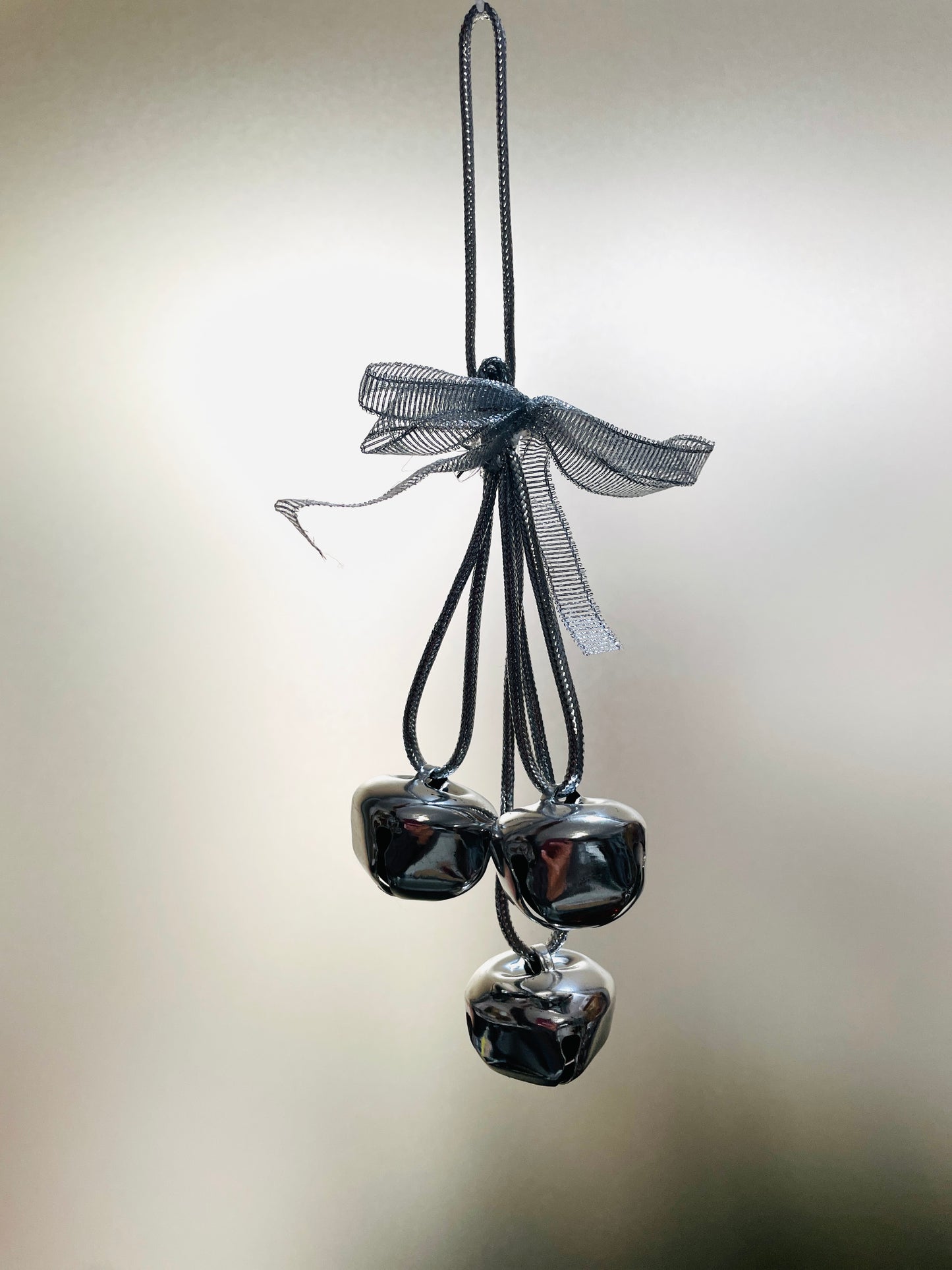 COLGANTE CASCABEL (Rojo y plata)