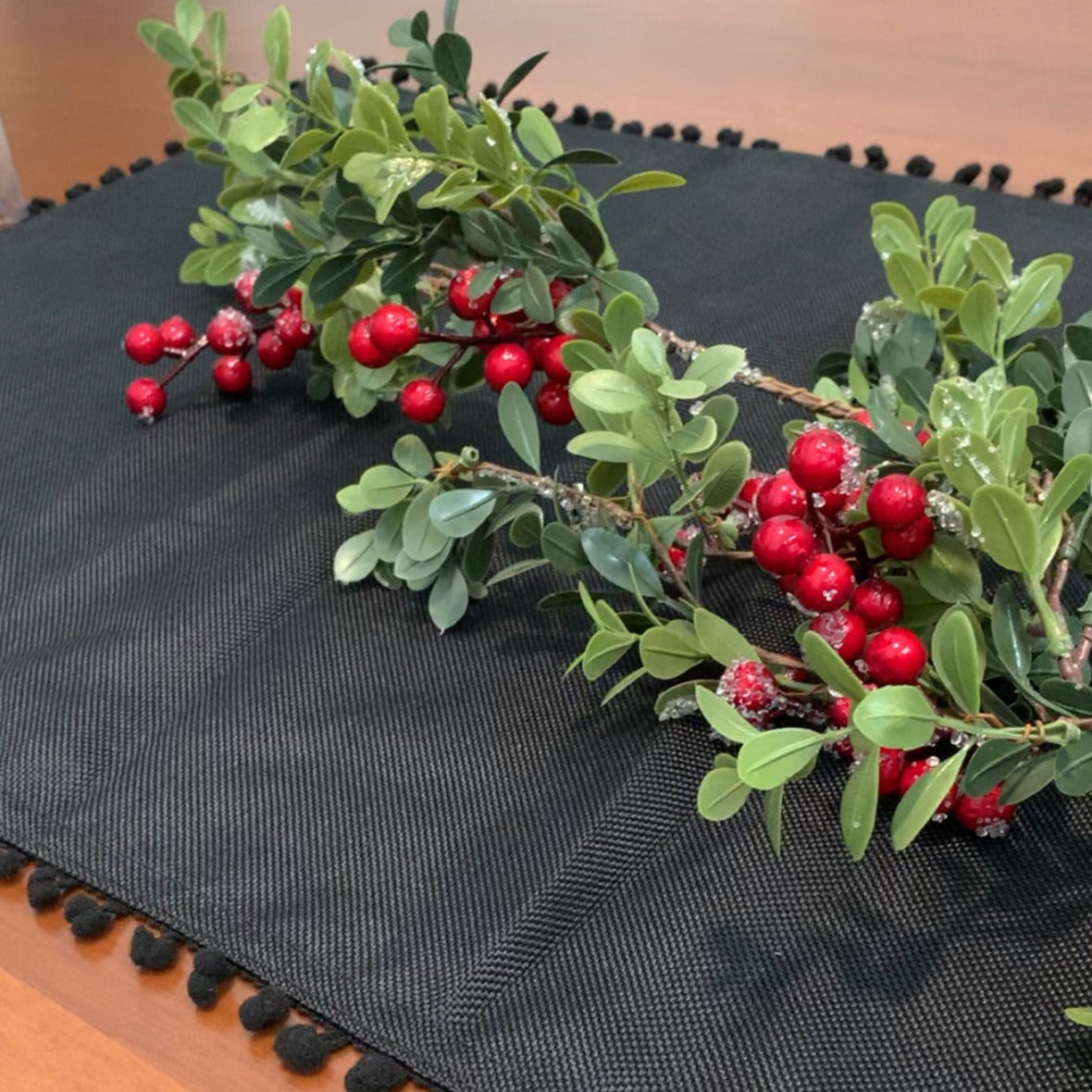 CAMINO DE MESA NEGRO LINO VINTAGE POMPONES