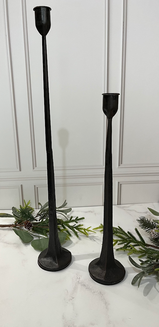 PAR DE CANDELEROS ESTILIZADOS ALTOS