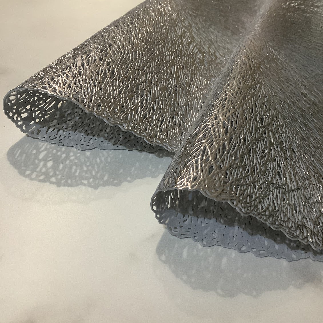 INDIVIDUAL PVC SÓLIDO PLATA (4 PZ)