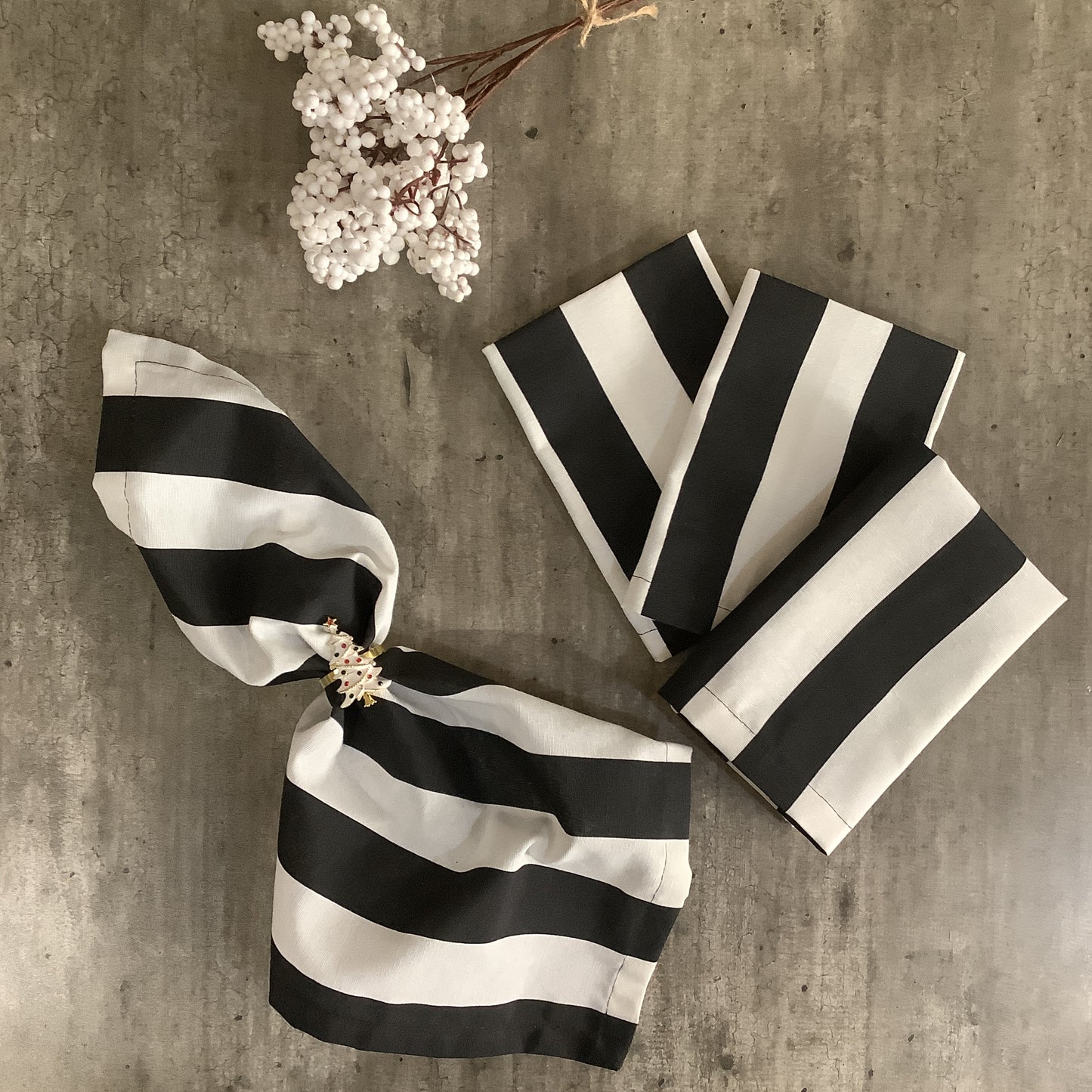 SERVILLETAS RAYAS NEGRAS ( 4 PZ )