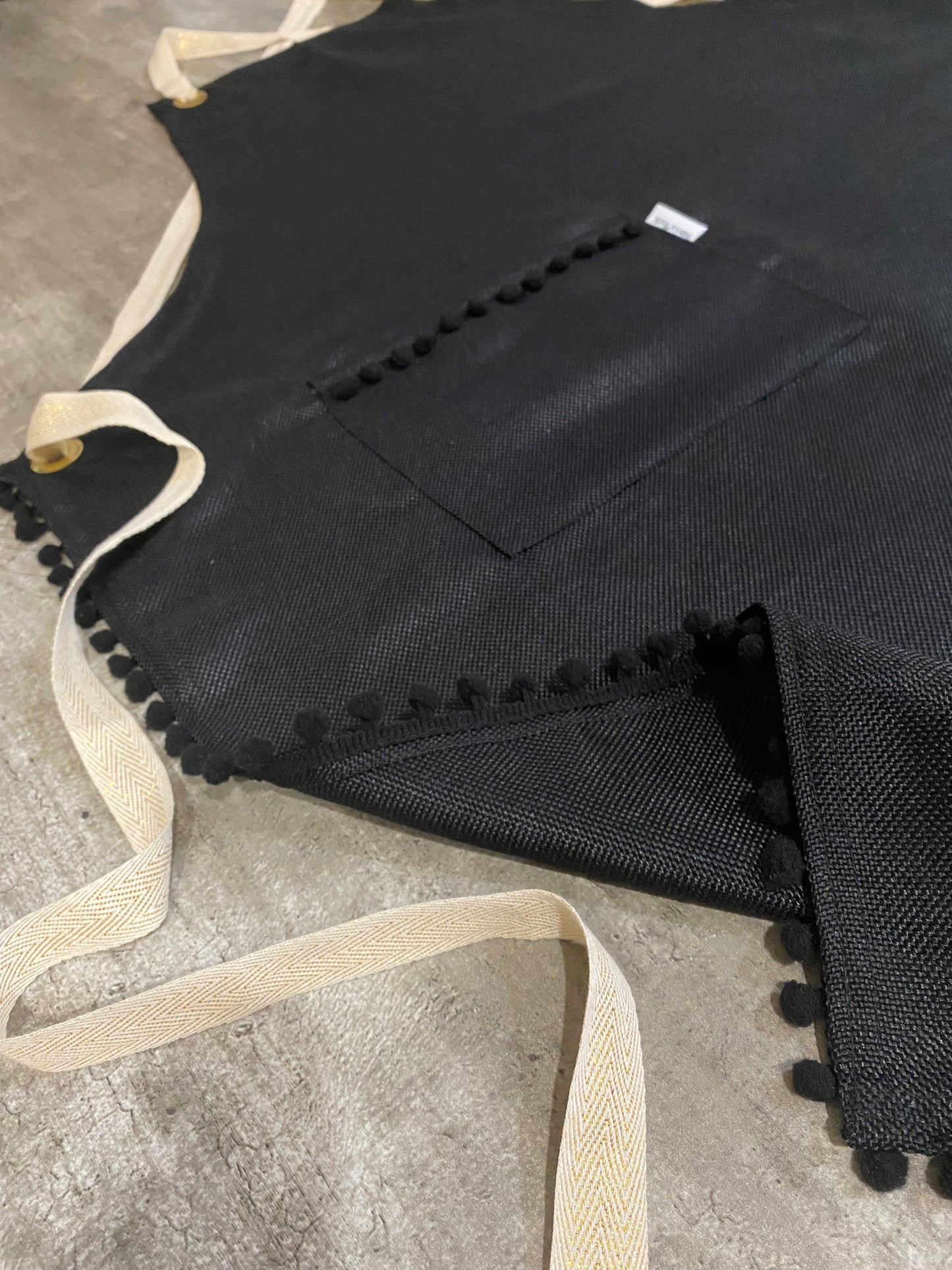 MANDIL POMPONES NEGRO