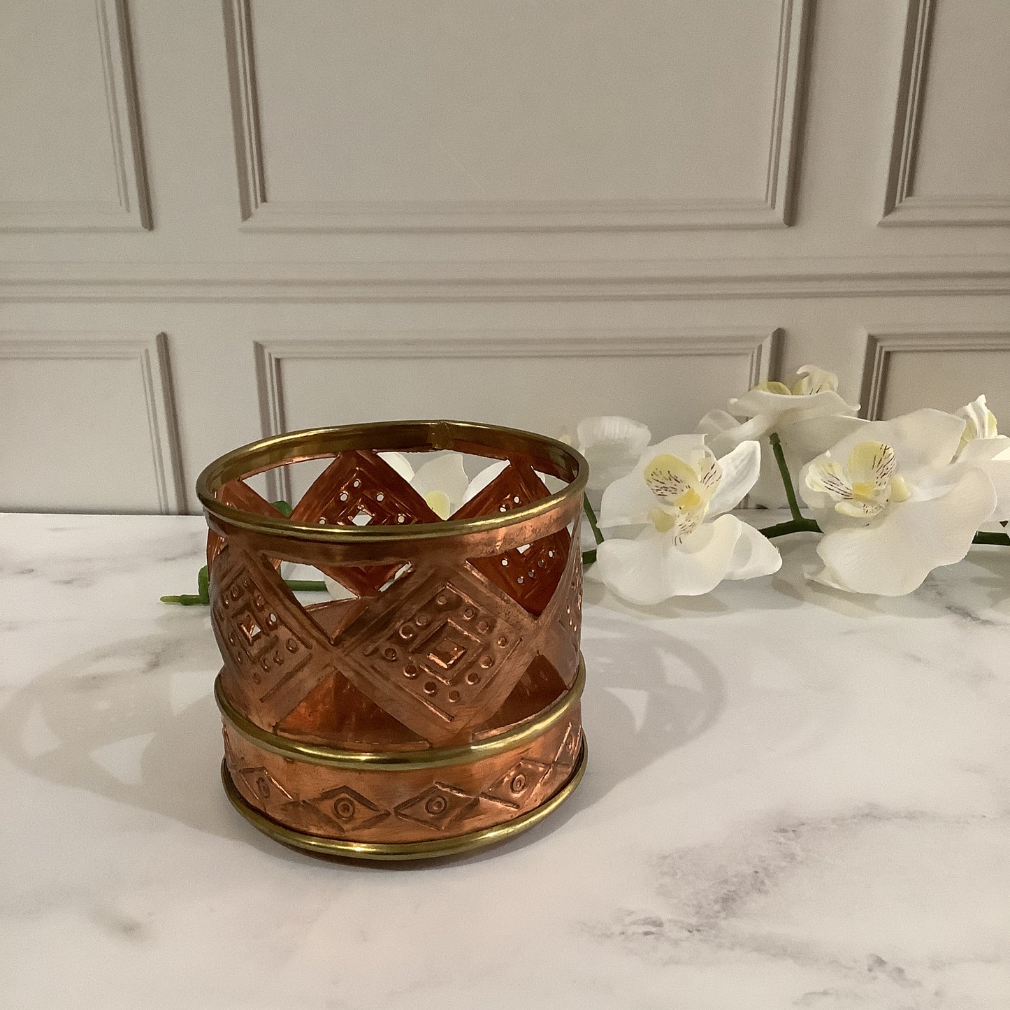 PORTABOTELLAS LATÓN LABRADO (Colores)