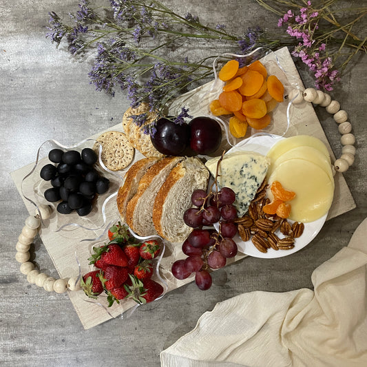 TABLA DE MADERA BEIGE CON AGARRADERA DE BOLITAS