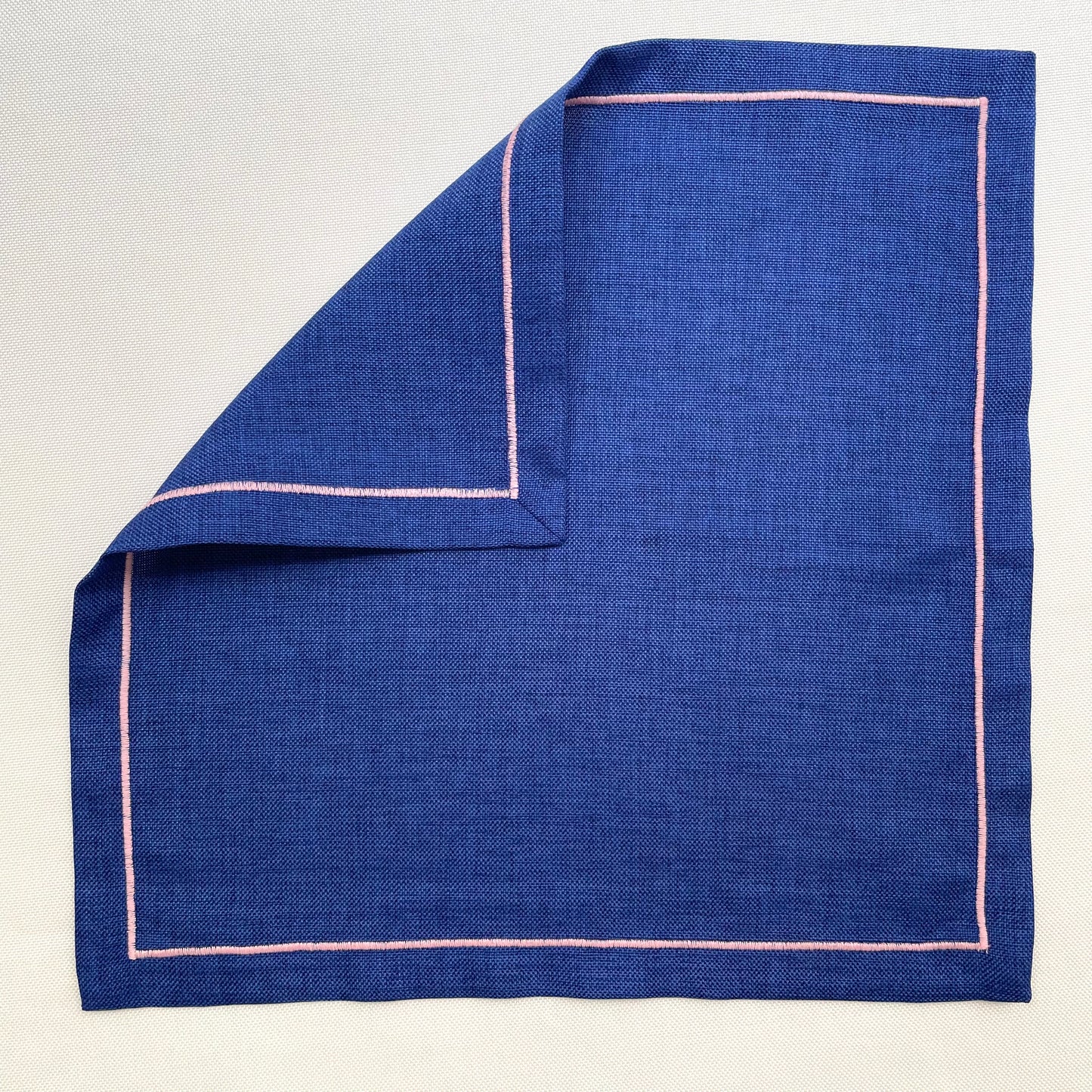 Servilleta azul festón rosa