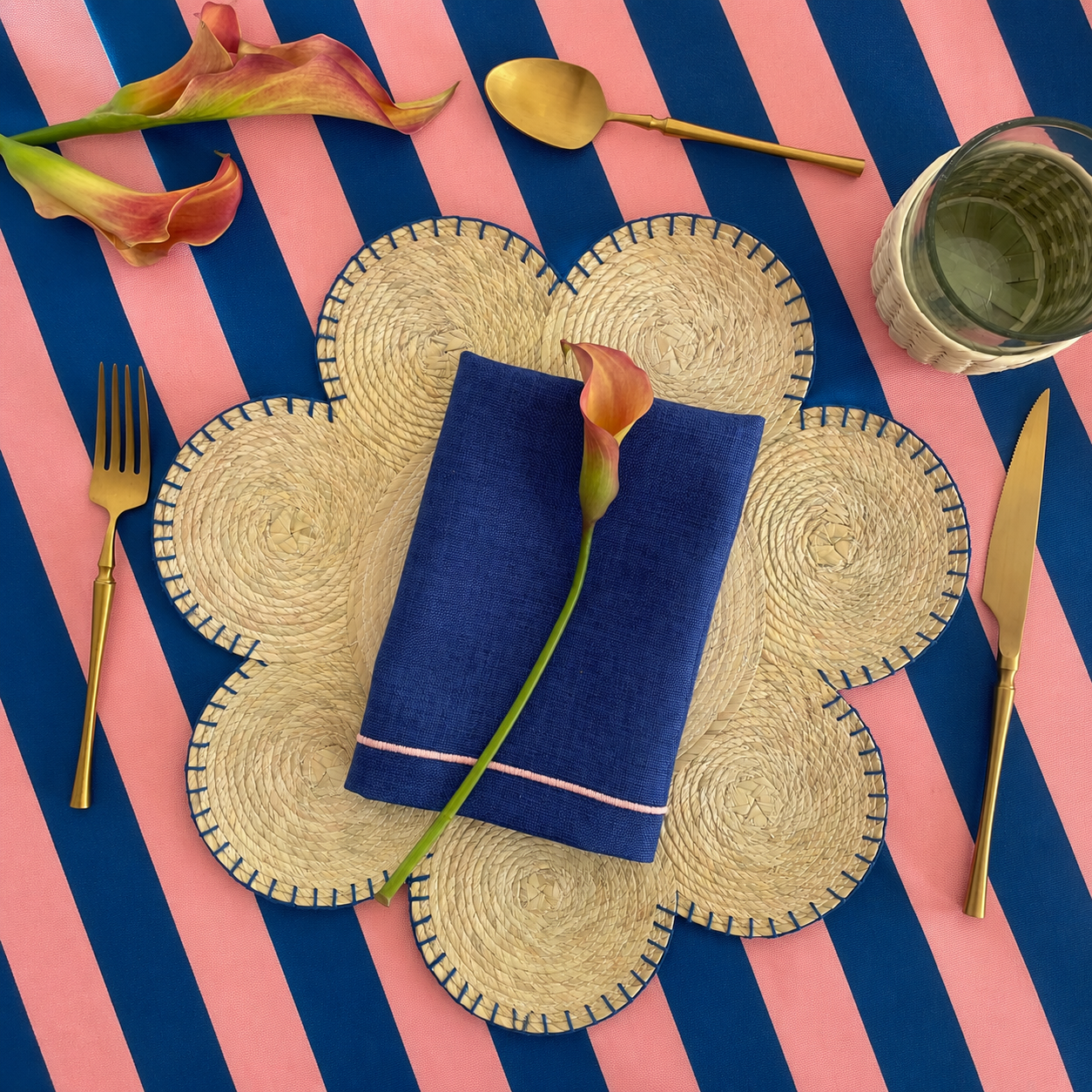 Servilleta azul festón rosa