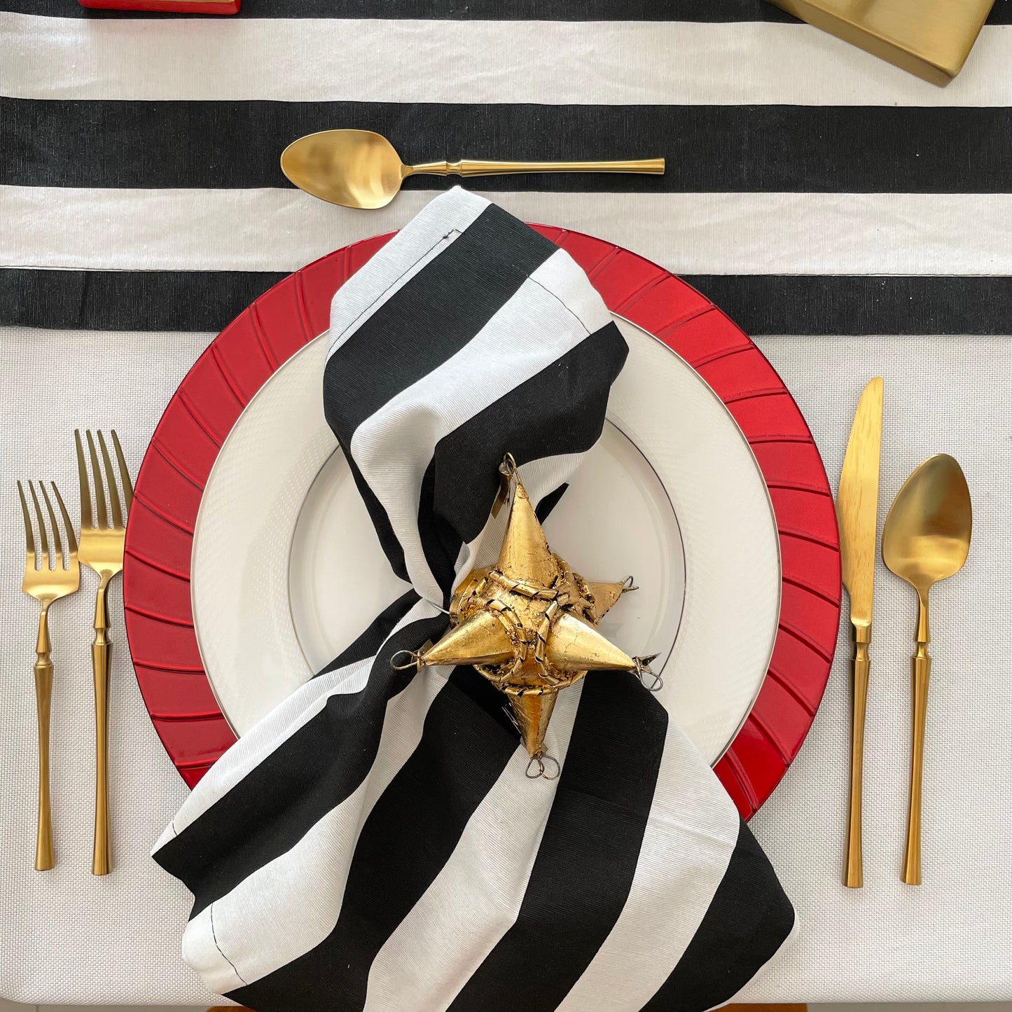 SERVILLETAS RAYAS NEGRAS ( 4 PZ )