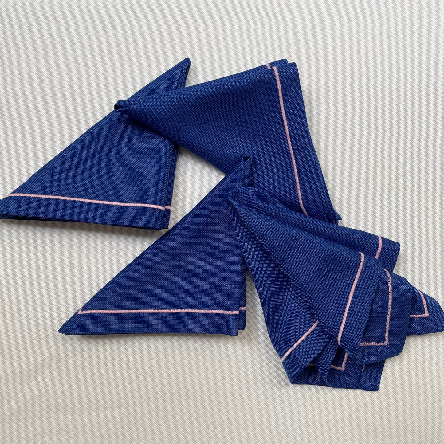 Servilleta azul festón rosa
