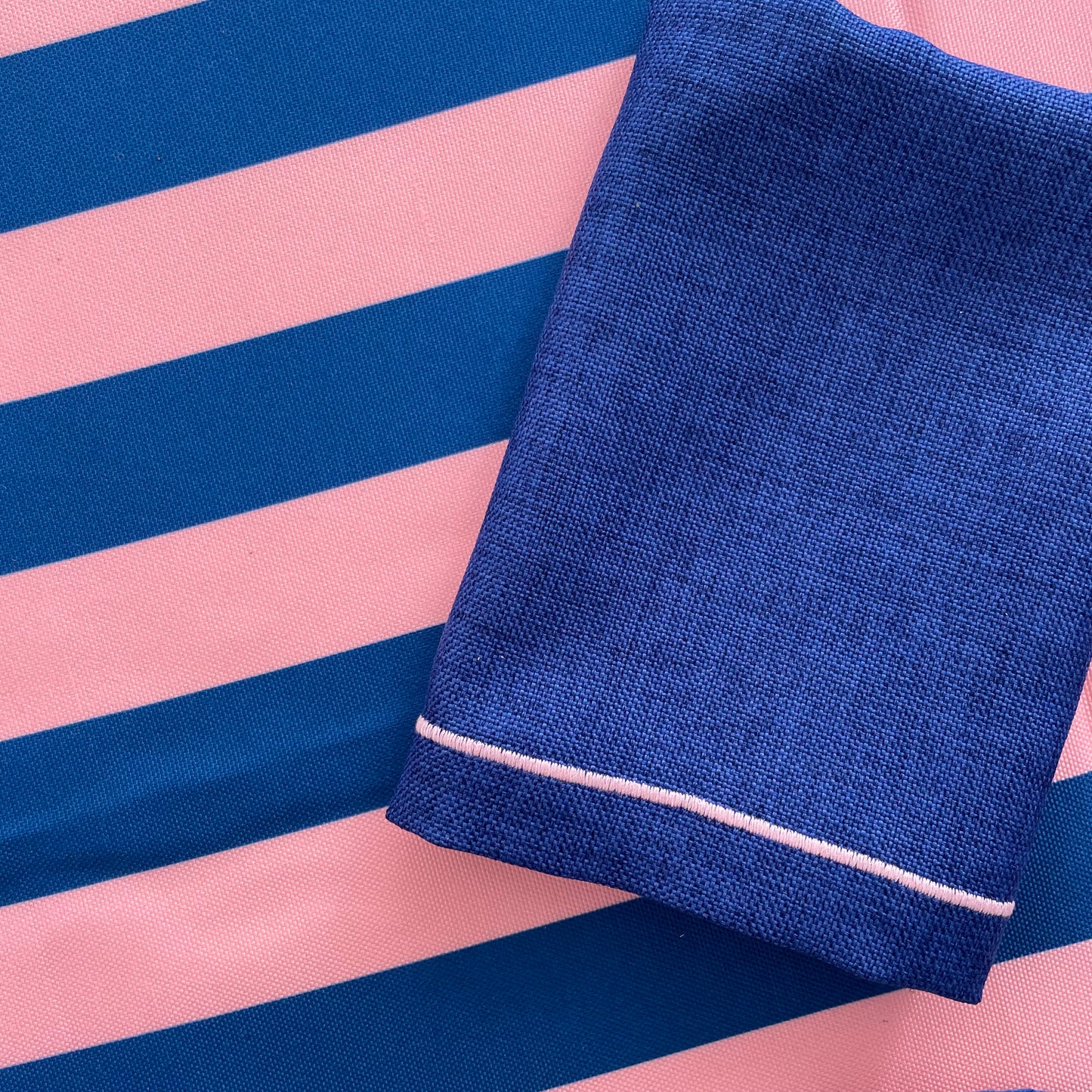 Servilleta azul festón rosa