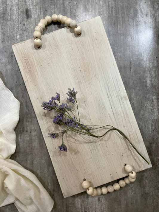 TABLA DE MADERA BEIGE CON AGARRADERA DE BOLITAS